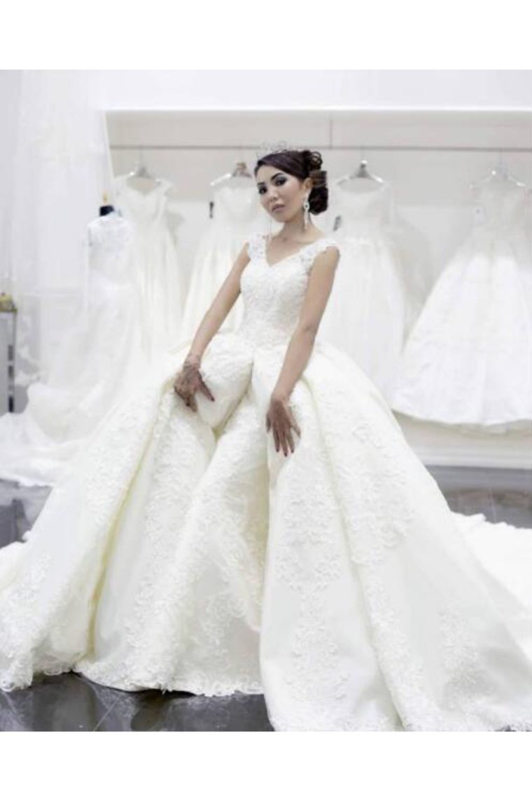 Luxurious V Neck Wedding Dresses Tulle With Applique Court Train