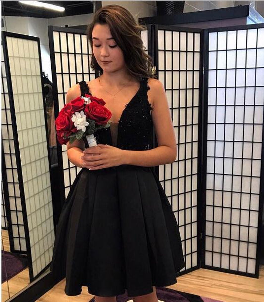 Homecoming Dresses A-Line V-Neck Black Myah 2024 with Lace