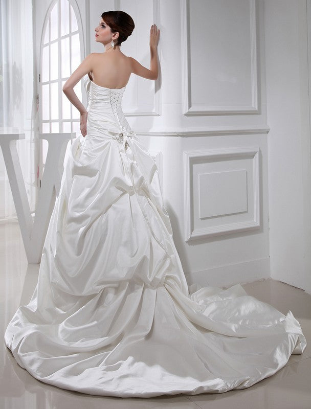 A-Line/Princess Sleeveless Strapless Long Beading Applique Satin Wedding Dresses