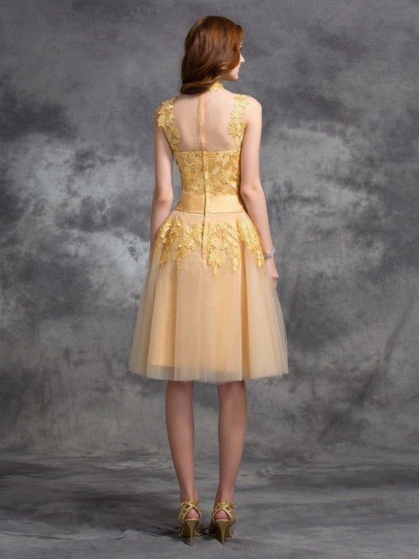 A-line/Princess Applique Neck Sleeveless Short High Lace Cocktail Dresses